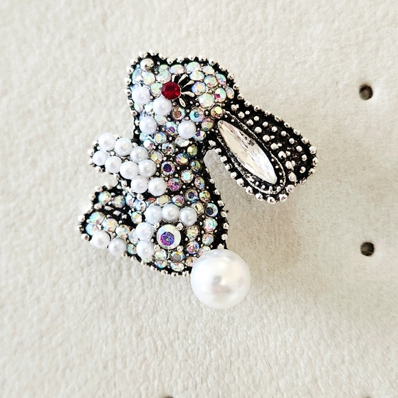 Elegant Pearl and Crystal Bunny Brooch - Picture 3 of 5